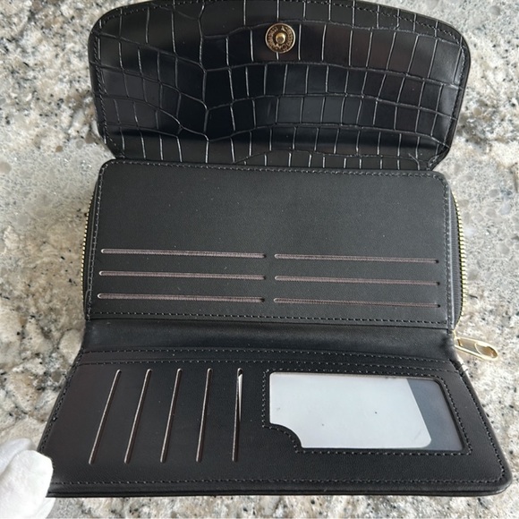 NWT Boutique Crocodile embossed vegan leather zippy wallet - Picture 4 of 12
